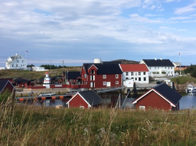 Bogøyvær havn med rorbuer og fyrlykt