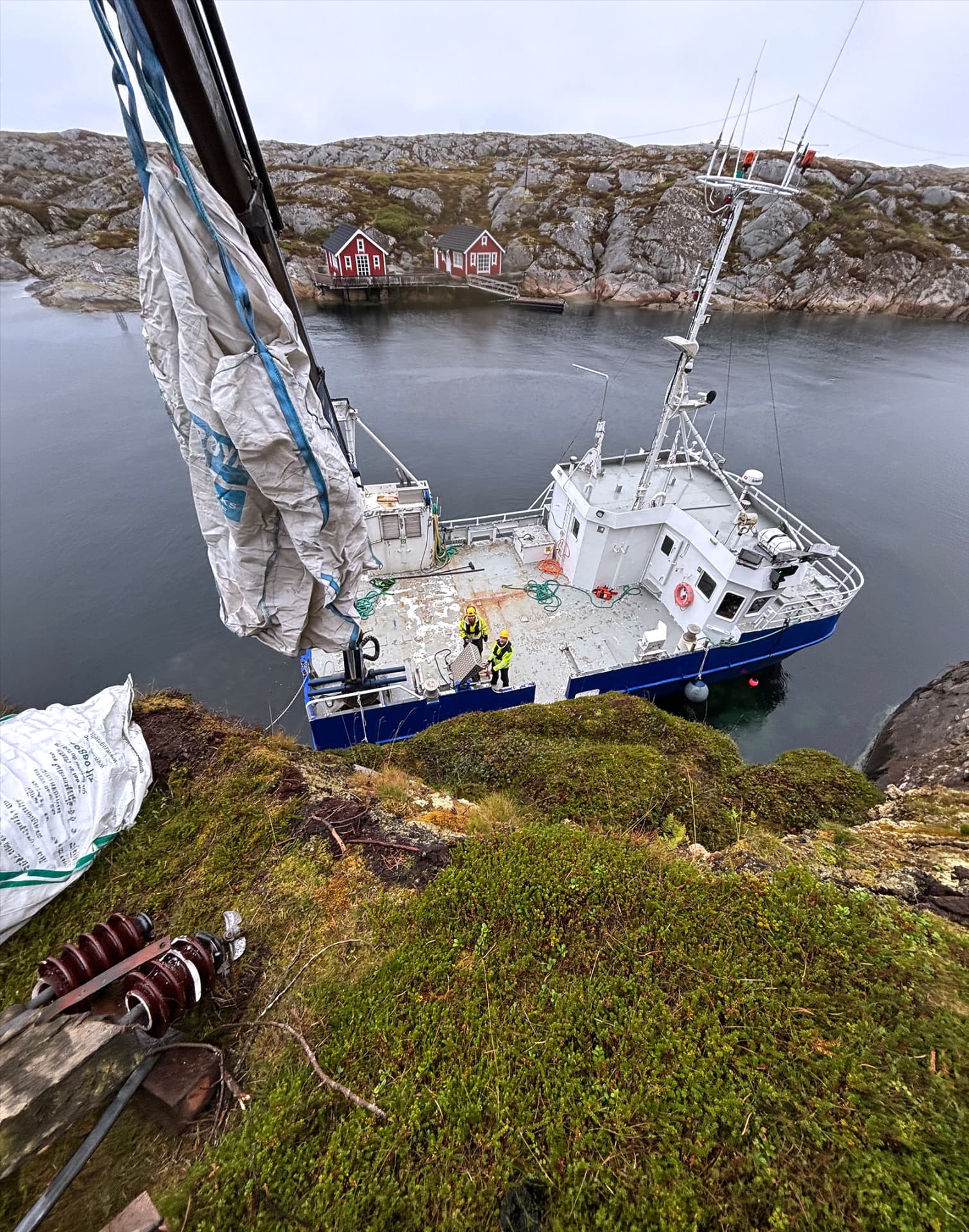 MS Steinholm under svaberg med mannskap på dekk